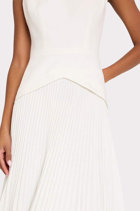 Ecru dress V-shape waist detail and pleated chiffon skirt - Elegant Close-up | MILLY